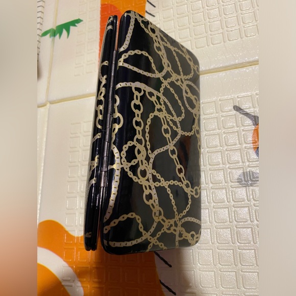 Wallet with Gold Chain Pattern - Picture 2 of 3